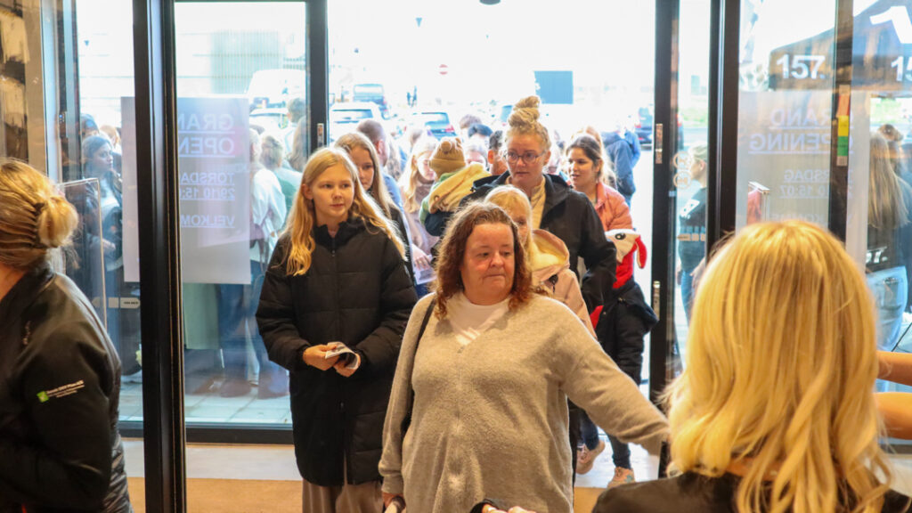 Dansende personale og lang kø: Lager 157 åbnede i Holstebro med festlig stemning