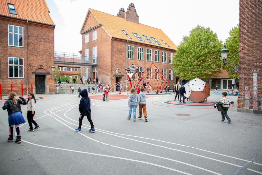 Regeringen vil bruge 900 millioner kroner på folkeskolen: 100 skoler skal have særlig hjælp